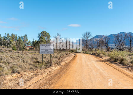 Un avertissement de crue signe en Perdekloof Dwarsrivier sur l'Algérie à road dans le Cederberg Mountains à l'ouest du Cap, en Afrique du Sud Banque D'Images