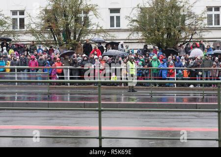 Rue européenne, Prague-October 28, 2018 : les visiteurs de défilé militaire sont en attente pour marcher de soldats de l'armée tchèque pour le 100e anniversaire de la cre Banque D'Images