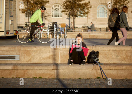 Pier Head Liverpool Waterfront cote dans l'espace public de traction Banque D'Images