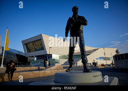 Pier Head Liverpool Waterfront Museum de Liverpool - Statue de Captain Walker Banque D'Images