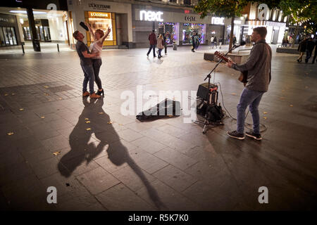 Le centre-ville de Liverpool young couple danse avec les amuseurs publics Banque D'Images