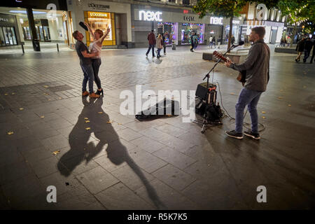 Le centre-ville de Liverpool young couple danse avec les amuseurs publics Banque D'Images