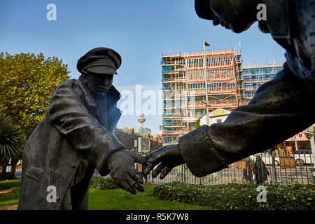 Le centre-ville de Liverpool tous ensemble, la statue, conçue par Andy Edwards sculpture en fibre de verre commémorant la Première Guerre Mondiale 1914 trêve de Noël Banque D'Images