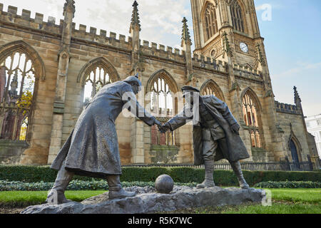 Le centre-ville de Liverpool tous ensemble, la statue, conçue par Andy Edwards sculpture en fibre de verre commémorant la Première Guerre Mondiale 1914 trêve de Noël Banque D'Images