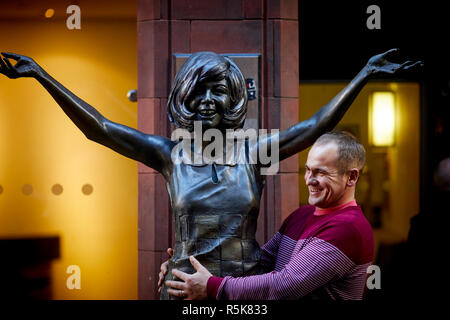 Le centre-ville de Liverpool Mathews Street Cilla Black statue en bronze d'un site touristique près de la caverne Banque D'Images