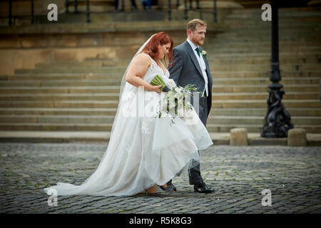 Le centre-ville de Liverpool un couple de mariage Banque D'Images