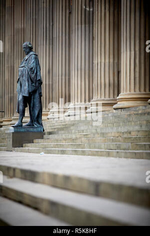 Le centre-ville de Liverpool St George's Hall Liverpool pas avec l'état de Benjamin Disraeli, comte de Beaconsfield Banque D'Images