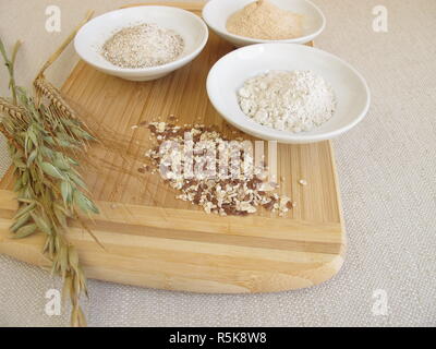Ingrédients pour le pain de seigle avec de la farine de seigle Farine de seigle, levain de seigle, un mélange de graines et Banque D'Images