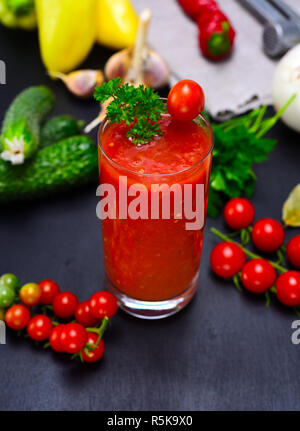 Jus fraîchement préparés à partir de légumes et tomate rouge Banque D'Images