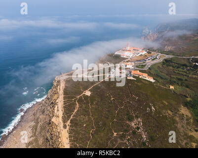 Belle vue sur la dynamique de l'antenne du Cap da Roca, le point le plus occidental de l'Europe, le portugais municipalité de Sintra, près de Azoia, district de Lisbonne, se Banque D'Images