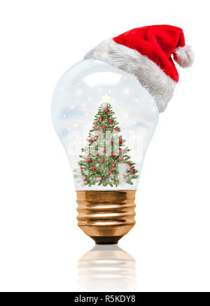 Snow globe Light bulb wearing Santa hat avec arbre de Noël décoré et copiez l'espace. Saison de Noël brillant et lumineux Nouvelle Année. Banque D'Images