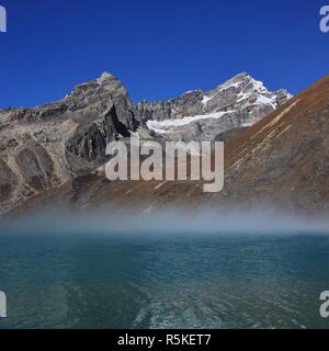 Matin brouillard sur le lac turquoise, Népal Gokyo. Banque D'Images