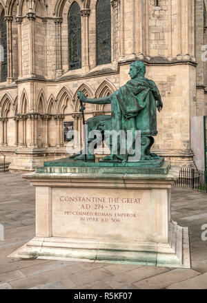 Constantin le Grand statue en bronze à York, au Royaume-Uni. Banque D'Images