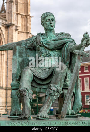 Constantin le Grand statue en bronze à York, au Royaume-Uni. Banque D'Images