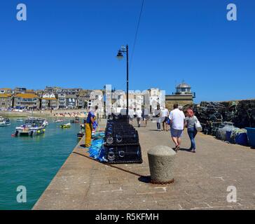 Tout nouveau à homard sur Smeaton's Pier, St Ives, Cornwall, Angleterre, Royaume-Uni Banque D'Images