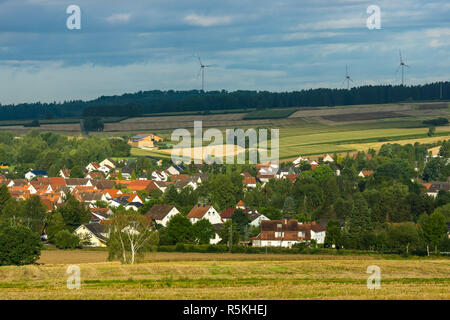 Vue sur la petite ville de Neustadt (district de Hesse Marburg-Biedenkopf), les banlieues et les terres agricoles dans le soleil du matin. Banque D'Images