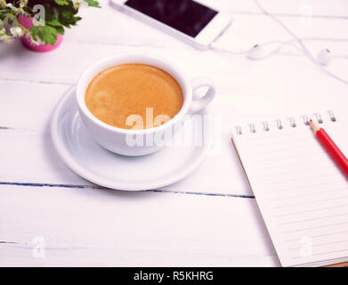 Tasse de café et un ordinateur portable papier vide Banque D'Images