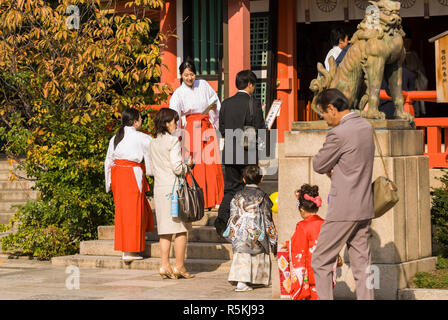 Les enfants japonais et les familles participant à l'assemblée annuelle, ou Shichi go san (7-5-3) cérémonie. Un temps pour s'habiller, être béni et réception présente Banque D'Images