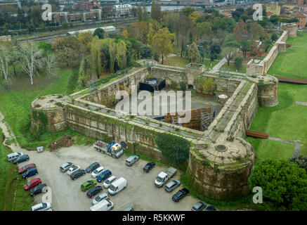 Vue aérienne de Ravenne avec la Rocca Brancaleone castleon un sombre matin d'hiver dans la région Émilie-romagne en Italie Banque D'Images