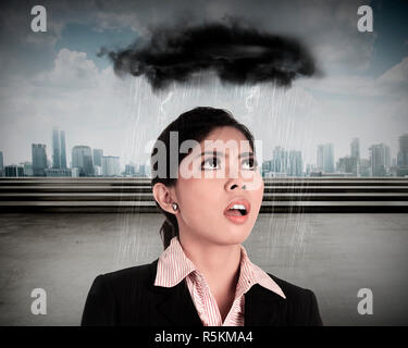 Young Asian business woman sous la pluie Banque D'Images