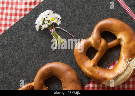 Bretzel avec nappe rouge vérifié sur tapis en feutre Banque D'Images