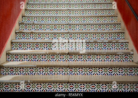 Sol carrelé en marqueterie escalier dans le style traditionnel espagnol dans une maison dans la ville andalouse de Ronda, dans le sud de l'Espagne Banque D'Images