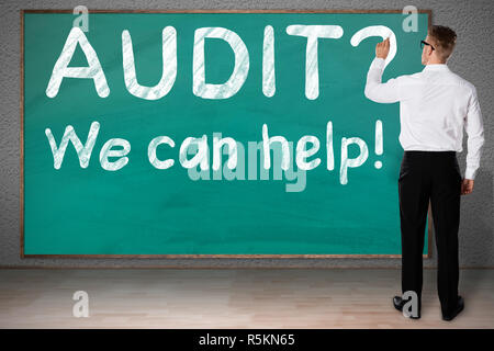 Businessman Dimensions Question Mark par vérification texte On Chalkboard Banque D'Images