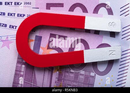 Aimant et 500 projets de loi sur l'euro Le tableau Banque D'Images