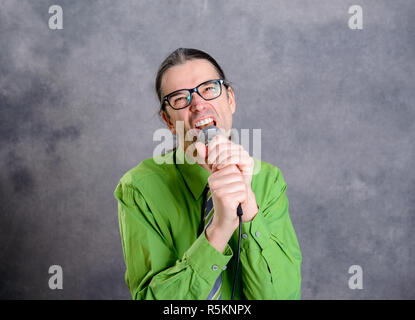 Crooner en chemise verte et cravate Banque D'Images