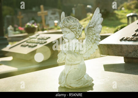 Petit Ange sur de graves Banque D'Images