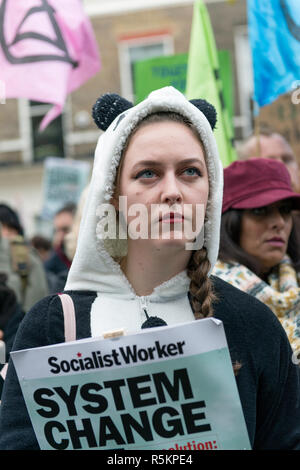 Manifestant vu portant un costume de panda bear est tenant une bannière. Des centaines de personnes rassemblement à Portland Place, près de l'ambassade de Pologne et ont marché jusqu'à Downing Street pour manifester leur appui à des groupes environnementalistes en Pologne où sommet des Nations Unies sur le changement climatique, aura lieu à Varsovie du 2 au 14 déc. Aussi, les manifestants de la demande de l'engagement du gouvernement britannique et d'action en matière de la crise climatique. La manifestation regroupait des conférenciers tels que la main-d'MP Clive Lewis, co-leader, le Parti Vert Sian Berry, du travail le député Barry Gardener parmi d'autres Banque D'Images