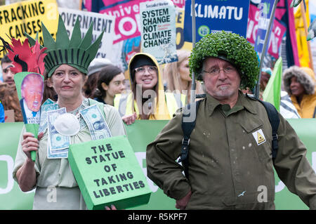 Des centaines de personnes rassemblement à Portland Place, près de l'ambassade de Pologne et ont marché jusqu'à Downing Street pour manifester leur appui à des groupes environnementalistes en Pologne où sommet des Nations Unies sur le changement climatique, aura lieu à Varsovie du 2 au 14 déc. Aussi, les manifestants de la demande de l'engagement du gouvernement britannique et d'action en matière de la crise climatique. La manifestation regroupait des conférenciers tels que la main-d'MP Clive Lewis, co-leader, le Parti Vert Sian Berry, du travail le député Barry Gardener parmi d'autres Banque D'Images