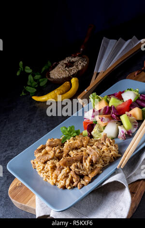 En lanières de viande épicé, sauce aigre-douce et salade verte Banque D'Images