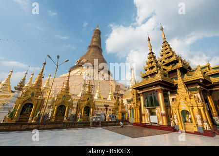 YANGON, MYANMAR - 16 novembre, 2018 : horizontale photo de la pagode Shwedagon, un des plus important de Yangon, Myanmar Banque D'Images