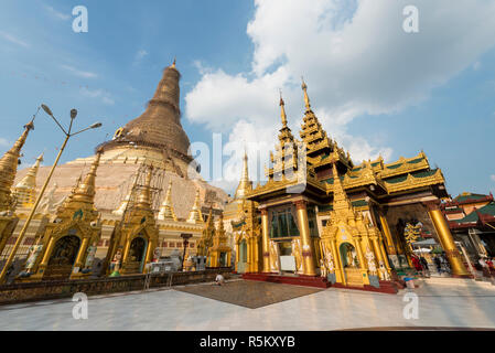 YANGON, MYANMAR - 16 novembre, 2018 : horizontale photo de la pagode Shwedagon, un des plus importants sites religieux de Yangon, Myanmar Banque D'Images