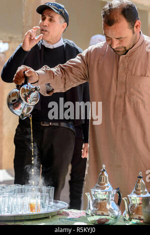 01-03-15, Marrakech, Maroc. Une démonstration de thé à la menthe traditionnel. Photo :© Simon Grosset Banque D'Images