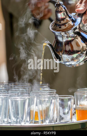 01-03-15, Marrakech, Maroc. Une démonstration de thé à la menthe traditionnel. Photo :© Simon Grosset Banque D'Images
