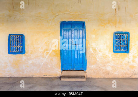 01-03-15, Marrakech, Maroc. Bleu typique de la vieille porte et fenêtres d'une maison dans la sous-région berbère de l'Atlas. Photo : ©Simon Grosset Banque D'Images