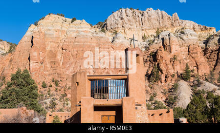 Panorama du haut des falaises colorées et de formations rocheuses et de l'église abbatiale au Monastère du Christ dans le désert près de Abiquiu, Nouveau Mexique Banque D'Images