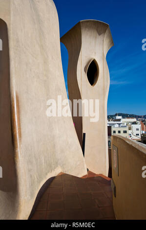 Cheminées décorations sur le toit de l'immeuble de la Casa Mila aussi connu sous le nom de La Pedrera construit par Antoni Gaudi, Barcelone, Espagne Banque D'Images