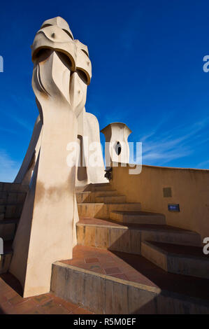 Cheminées décorations sur le toit de l'immeuble de la Casa Mila aussi connu sous le nom de La Pedrera construit par Antoni Gaudi, Barcelone, Espagne Banque D'Images