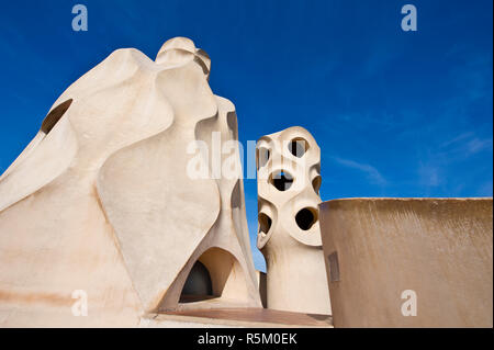 Cheminées décorations sur le toit de l'immeuble de la Casa Mila aussi connu sous le nom de La Pedrera construit par Antoni Gaudi, Barcelone, Espagne Banque D'Images