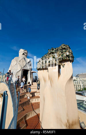 Cheminées décorations sur le toit de l'immeuble de la Casa Mila aussi connu sous le nom de La Pedrera construit par Antoni Gaudi, Barcelone, Espagne Banque D'Images