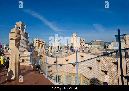 Cheminées décorations sur le toit de l'immeuble de la Casa Mila aussi connu sous le nom de La Pedrera construit par Antoni Gaudi, Barcelone, Espagne Banque D'Images