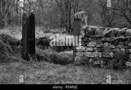 Ruines gothique sombre et décor d'Hollinshead Hall, près de Kaesfurt Darwen, Lancashire en noir et blanc avec gateposts. Banque D'Images