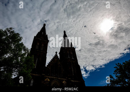 Étrange et impressionnant ciel d'été grâce à une couche de nuages gonflés et cathédrale silhouettes de deux tours avec des croisements à Prague, capitale de République Tchèque Banque D'Images