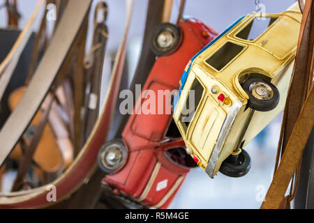 Les petites voitures jouets anciens pendu sur un fil à un marché de rue en Croatie. Banque D'Images