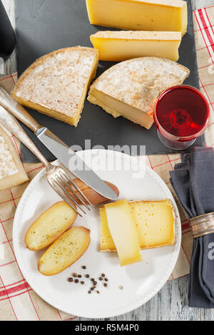 Différents fromages français avec un verre de vin Banque D'Images