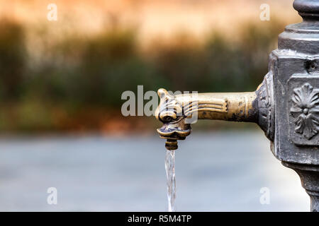 Libre d'un robinet vintage - fontaine d'eau potable à Venise, Italie. Banque D'Images