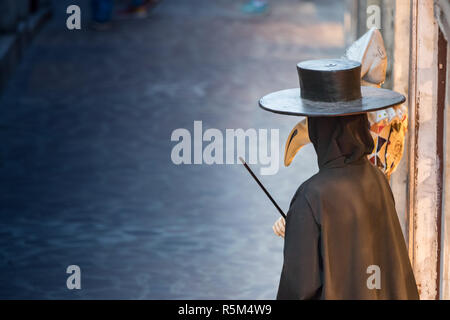 Vénitien traditionnel mannequin en costume de médecin de la peste, masque et chapeau près de vitrine dans la rue de Venise, Italie. Banque D'Images